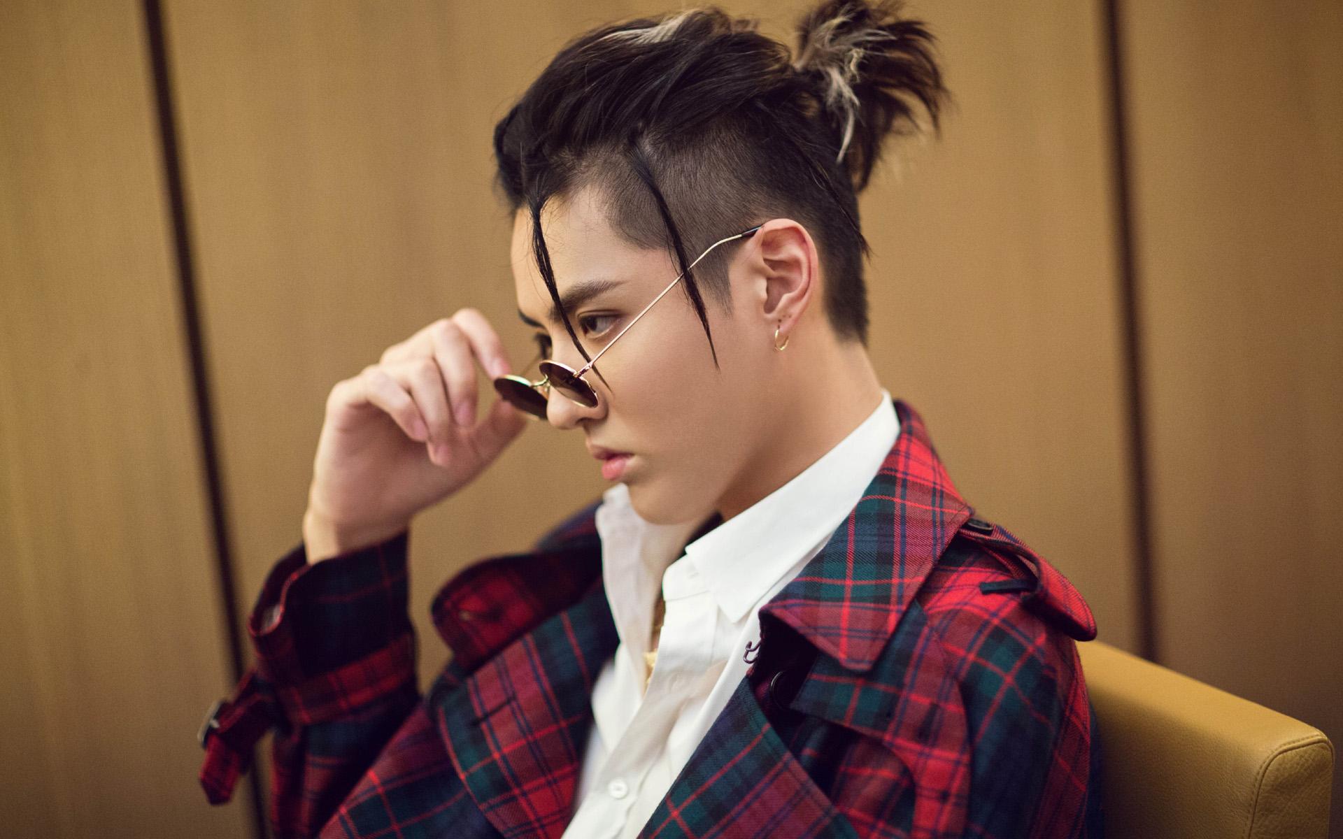 成龙与吴亦凡最新电影震撼上映，两大巨星联手打造视觉盛宴