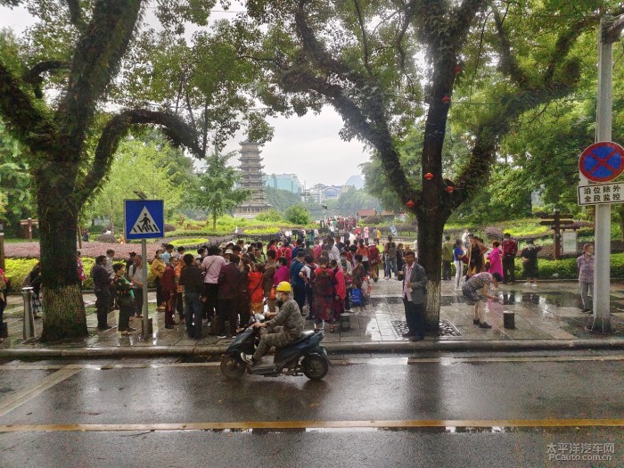 桂林街头探秘，巷弄深处的神秘小店与美食天堂之旅！